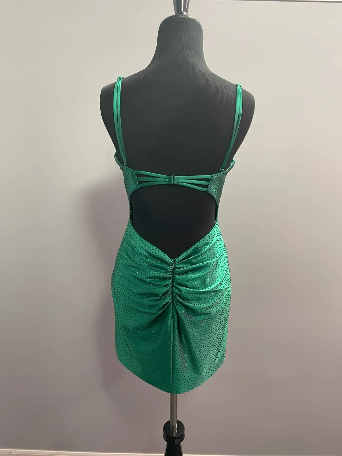 Alyce Paris - Plunging V-neck Short Formal Dress